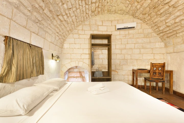 Room 14 of 87