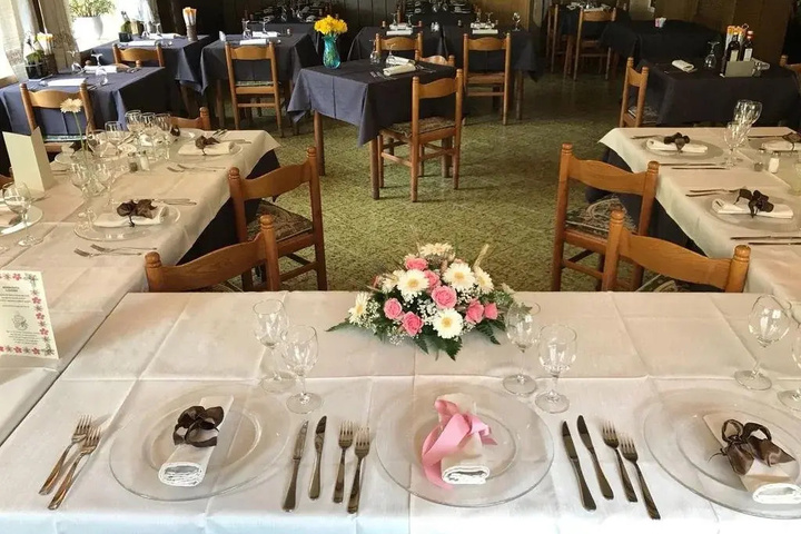 Dining 10 of 12