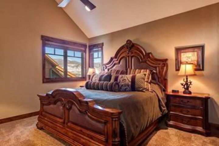 Elegant Townhome with Hot Tub by RedAwning