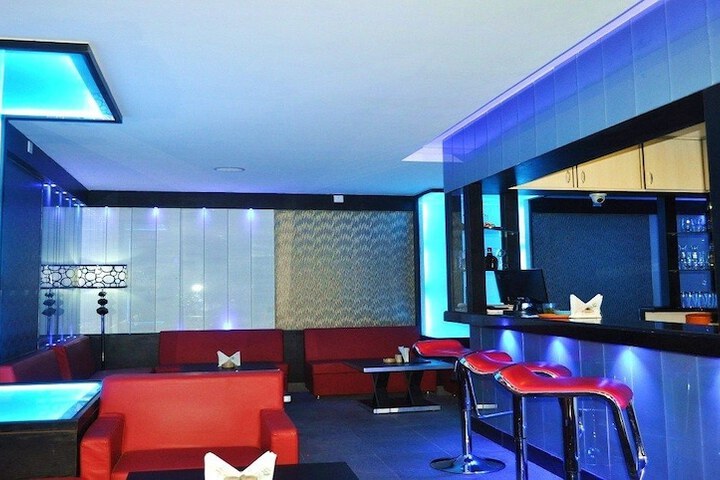 Lounge 17 of 24