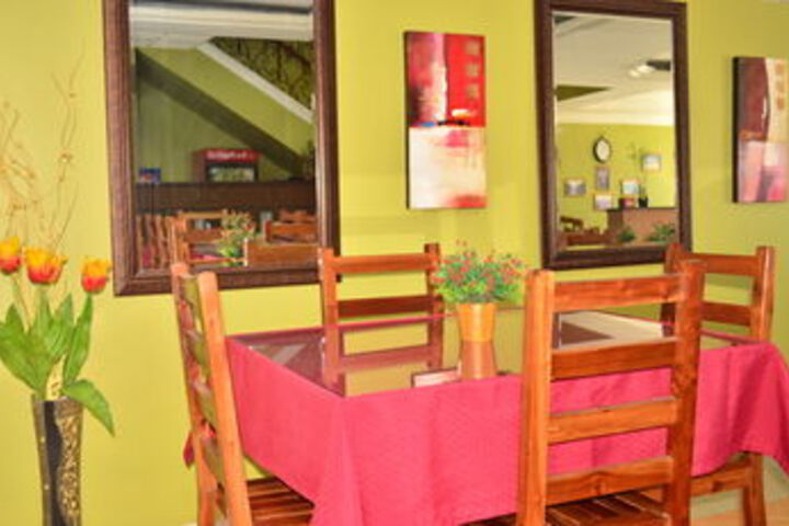Dining 10 of 12