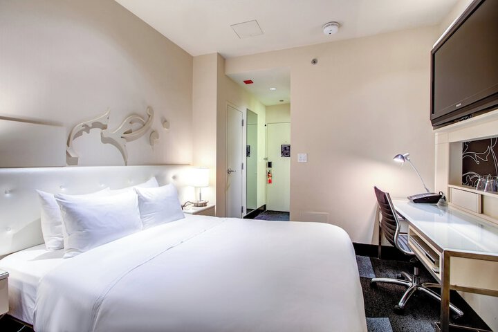 1 Queen Bed (3 of 7)