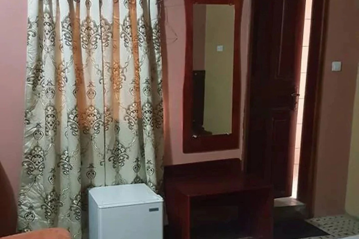 Room 6 of 9