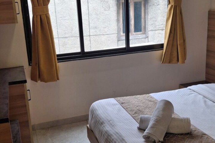 Room 12 of 33