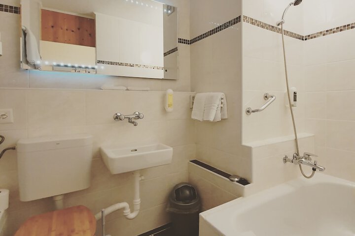 Room 201 of 266