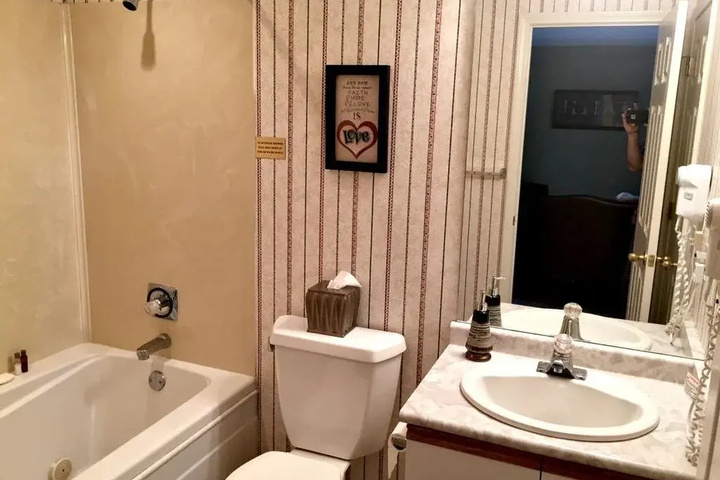 Room 7 of 18