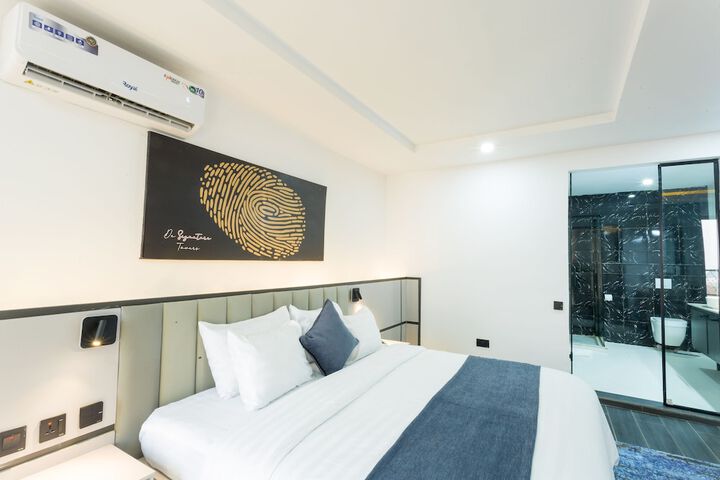 Room 4 of 32