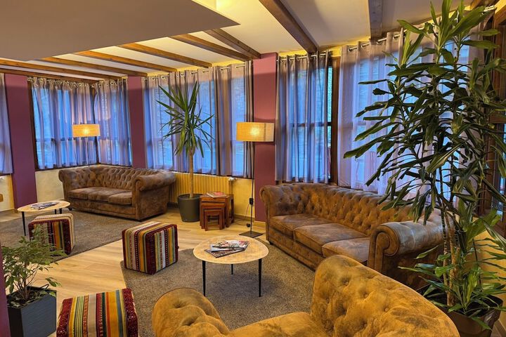 Lounge 49 of 63