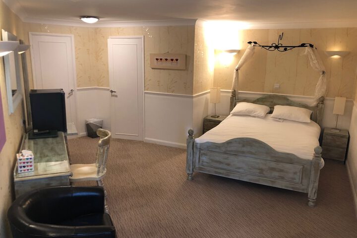Room 2 of 20