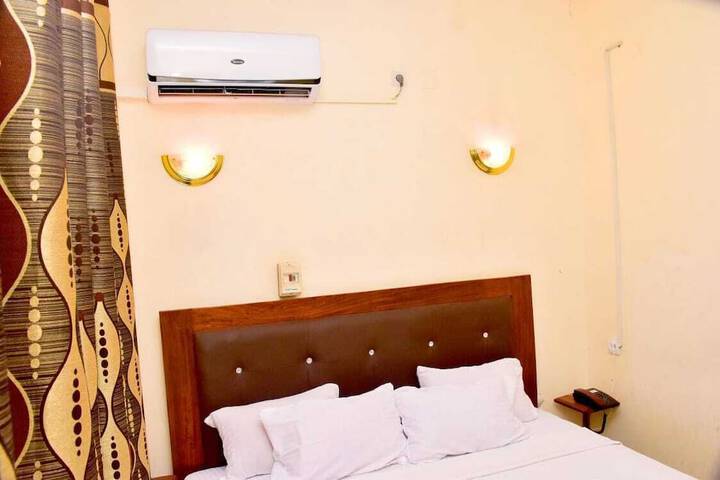 Room 4 of 9
