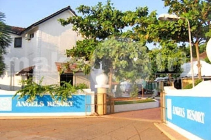 Hotel with Pool