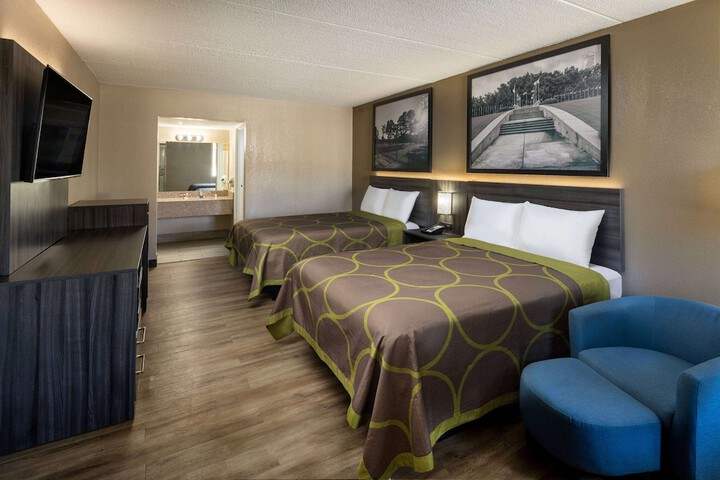 2 Double Beds (1 of 9)