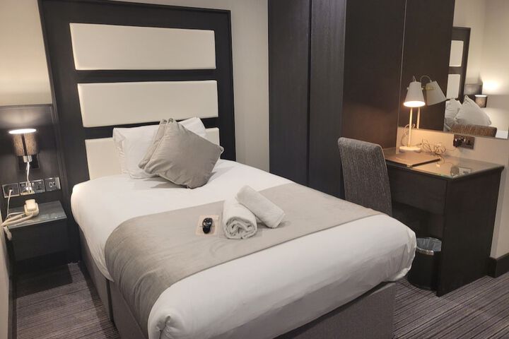 Room 28 of 90