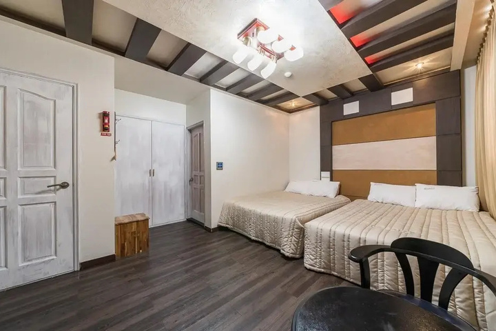 Room 9 of 14