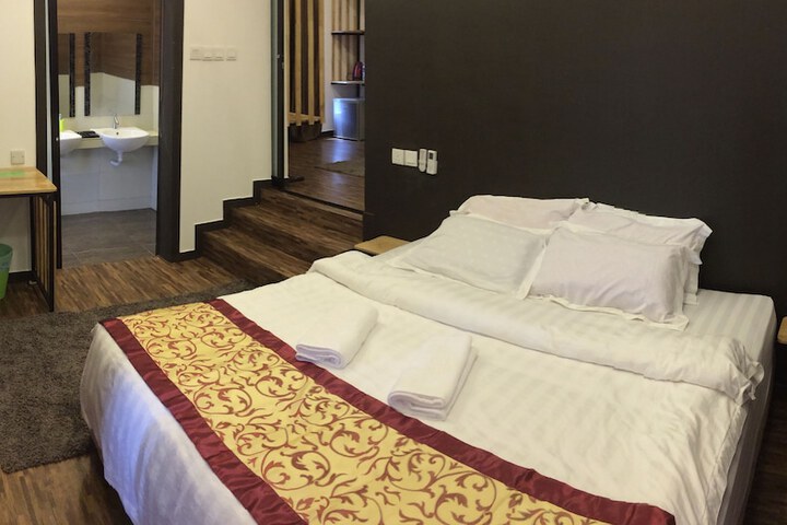 Room 8 of 147