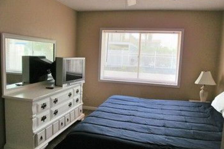 Room 4 of 8