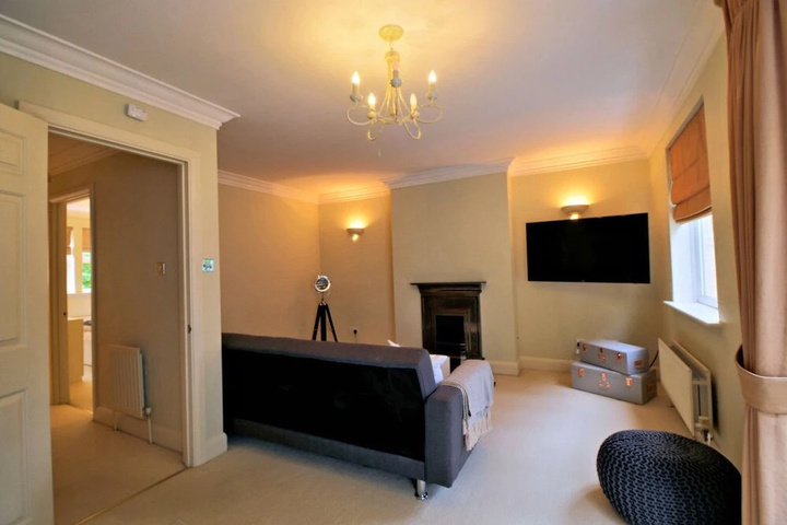 Spacious 4 Bed Family Home in Oxford
