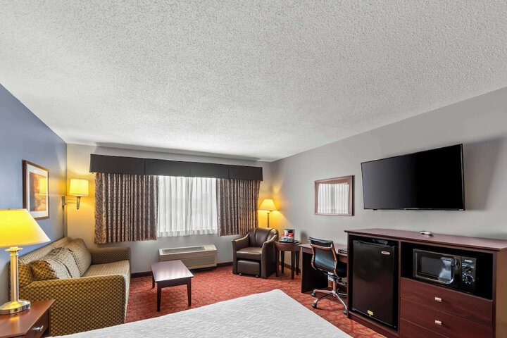 1 Queen Bed (7 of 10)