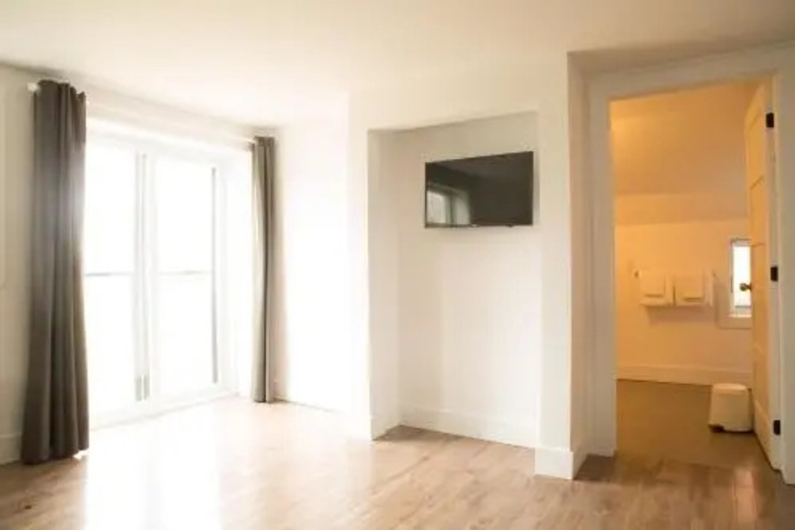 Room 6 of 8
