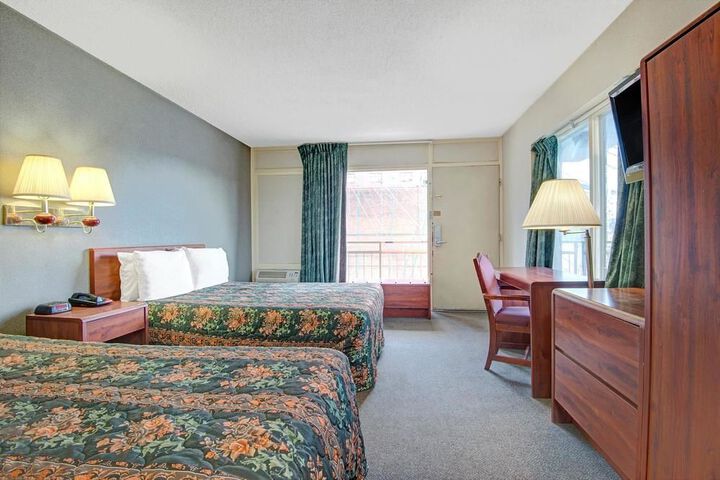 Room 17 of 33