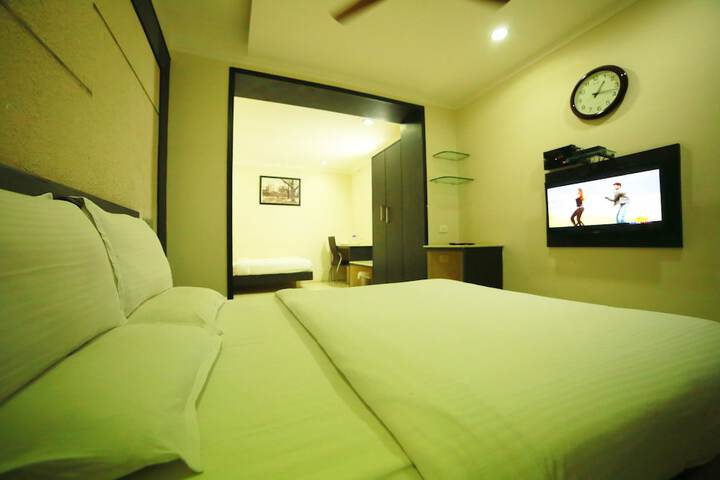 Room 12 of 28