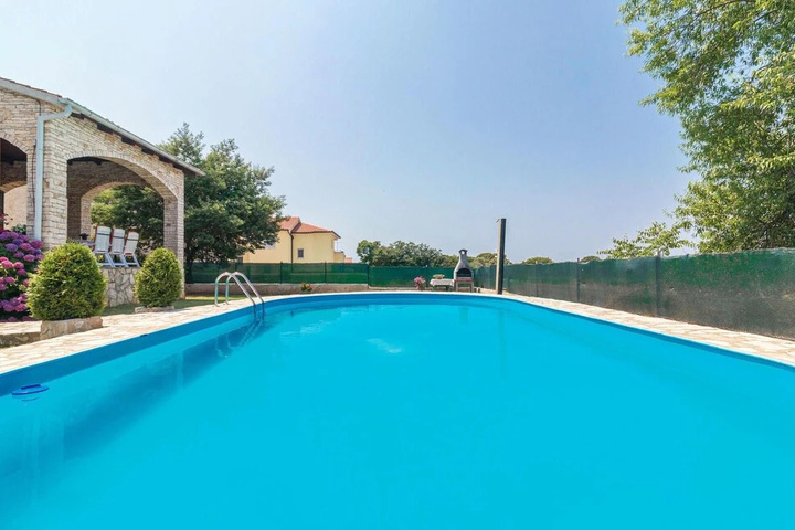 Pool 10 of 18