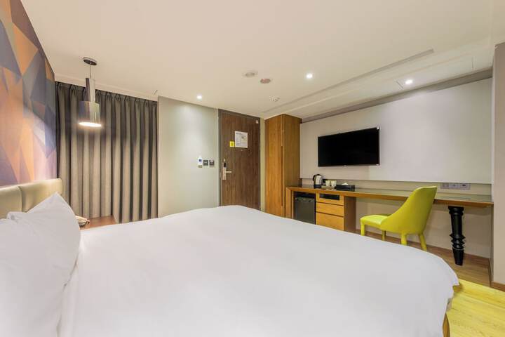 Room 12 of 103