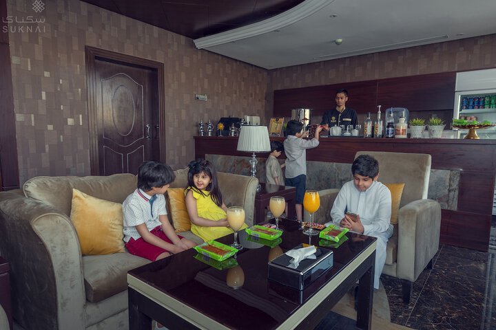 Lounge 17 of 19