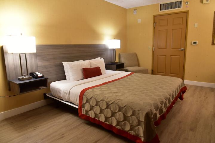 1 King Bed (15 of 30)