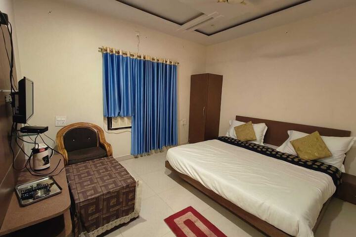 Room 6 of 9