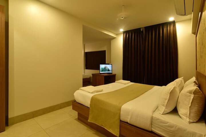 Room 13 of 16