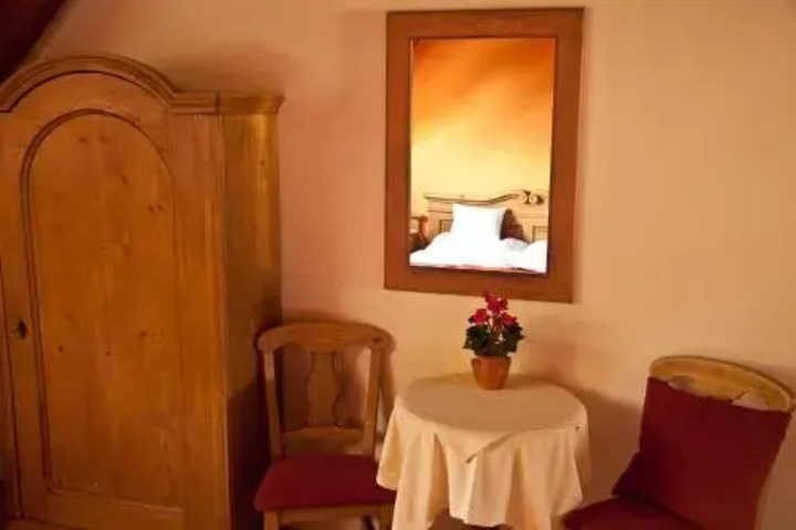 Room 6 of 12