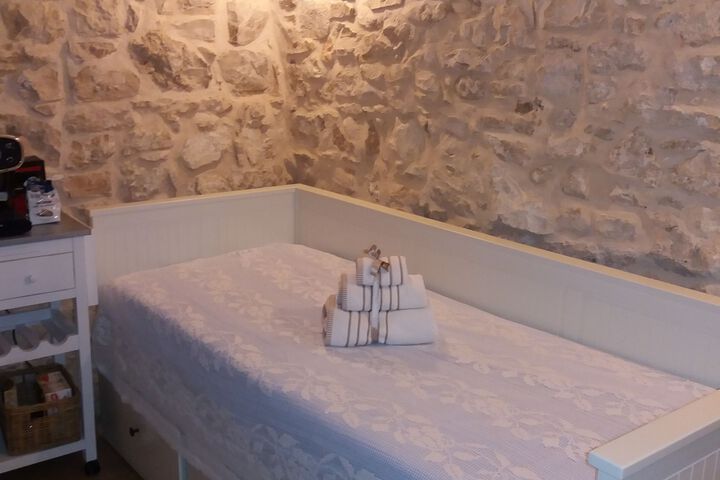 Room 6 of 11