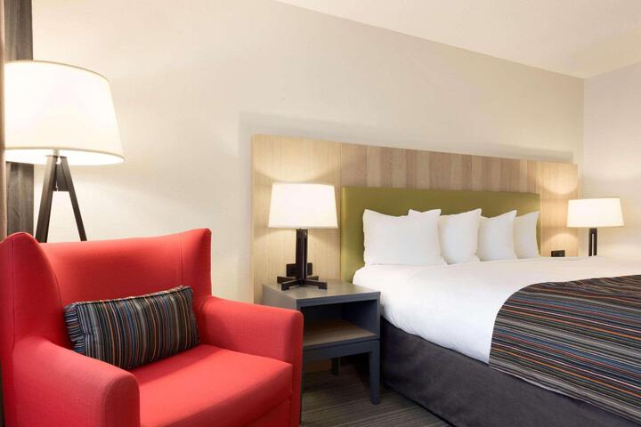 1 King Bed (2 of 9)