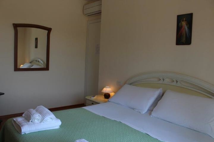 Room 6 of 34