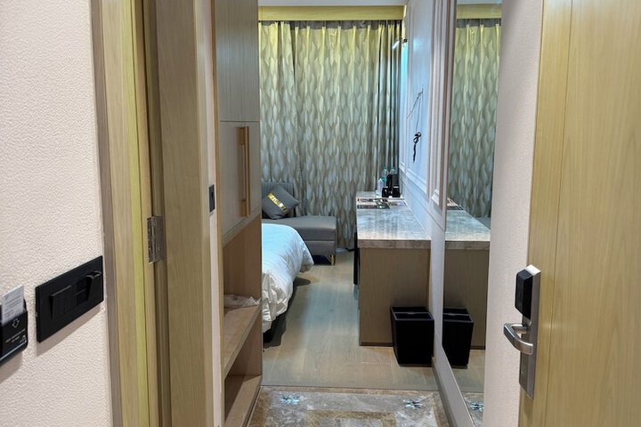 Room 31 of 143