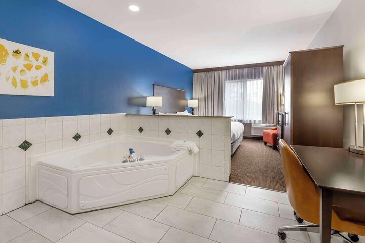 Suite Accessible King Size Bed (3 of 8)