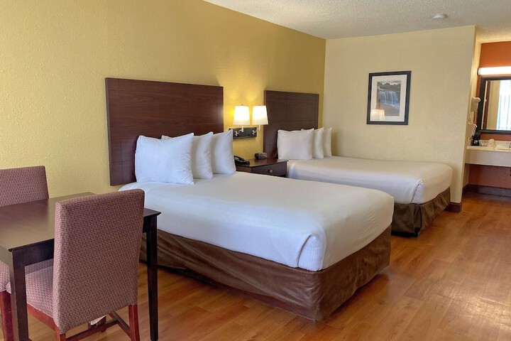 2 Queen Beds (1 of 5)