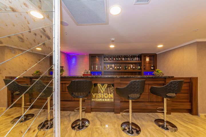 Lounge 38 of 46