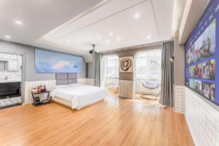 Room 10 of 12