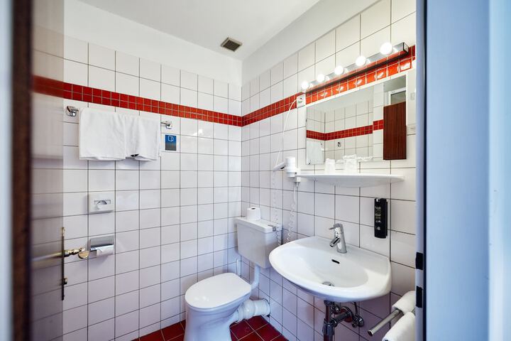 Room 34 of 77