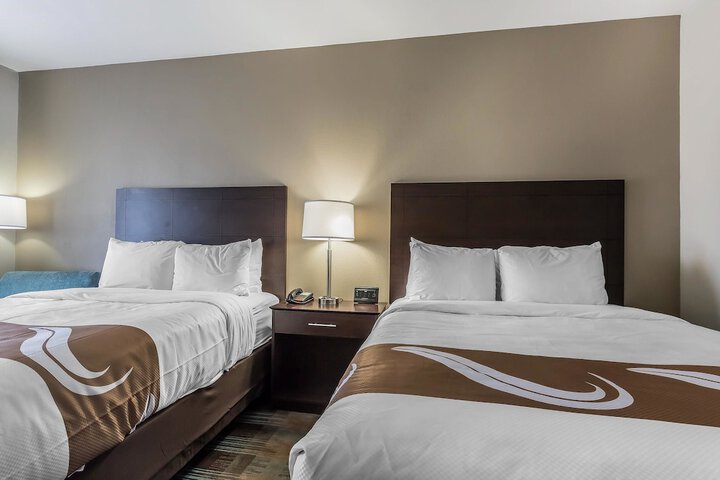 2 Queen Beds (2 of 7)