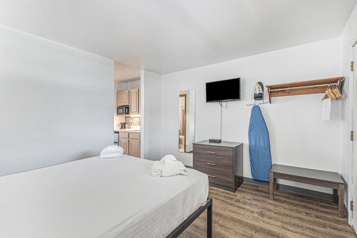 2 Bedrooms Traditional Suite King and Queen Bed Pool View Balcony (10 of 46)