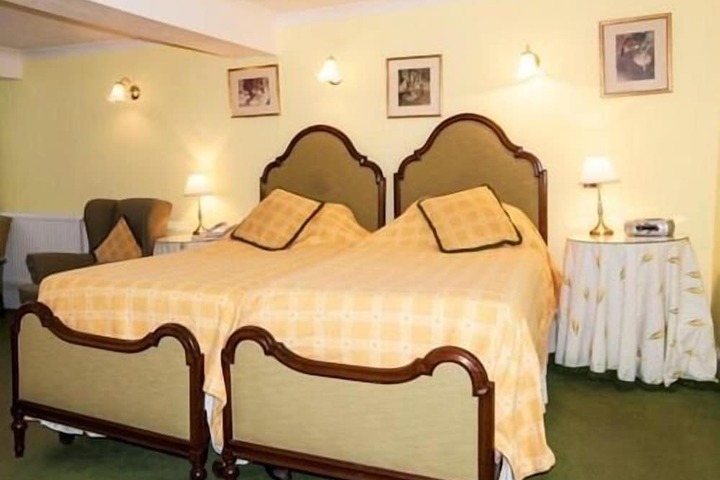 Room 6 of 33