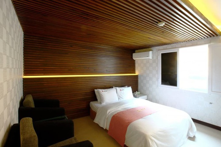 Room 10 of 47