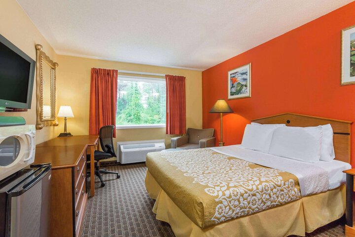1 King Bed (3 of 3)