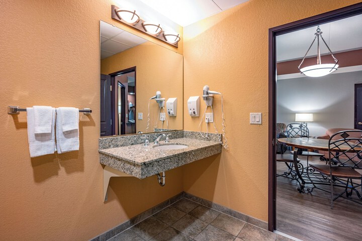 2 Queen Beds Mobility Accessible Villa Golf View (42 of 68)