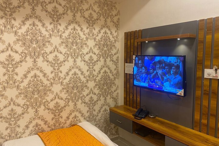 Room 5 of 18
