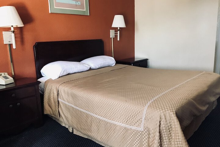 1 Queen Bed (9 of 19)
