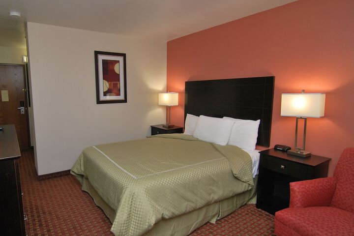 1 Queen Bed (10 of 13)